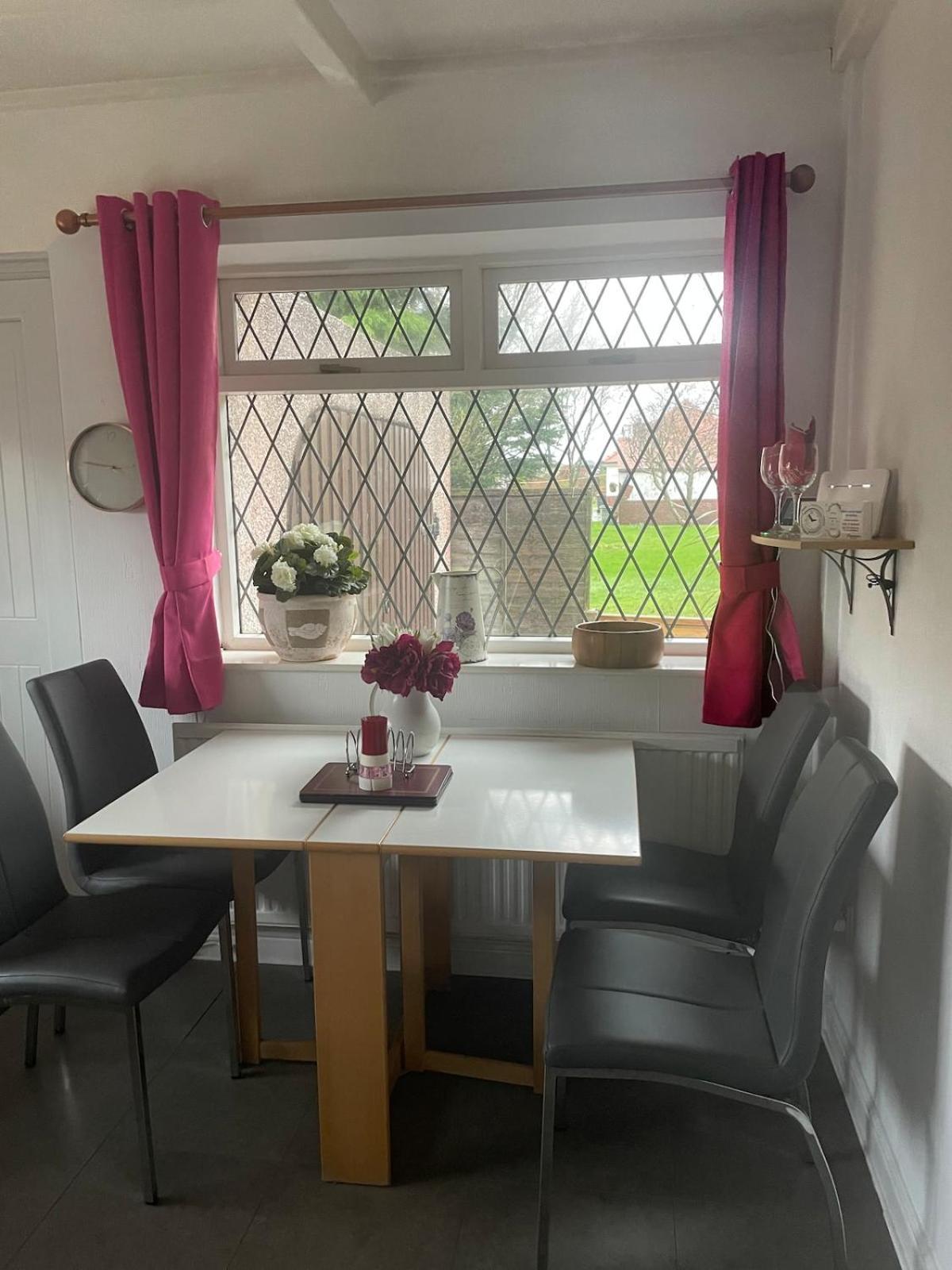 Quiet Secluded Two Bedroom Bungalow With Parking Cleveleys Exterior photo